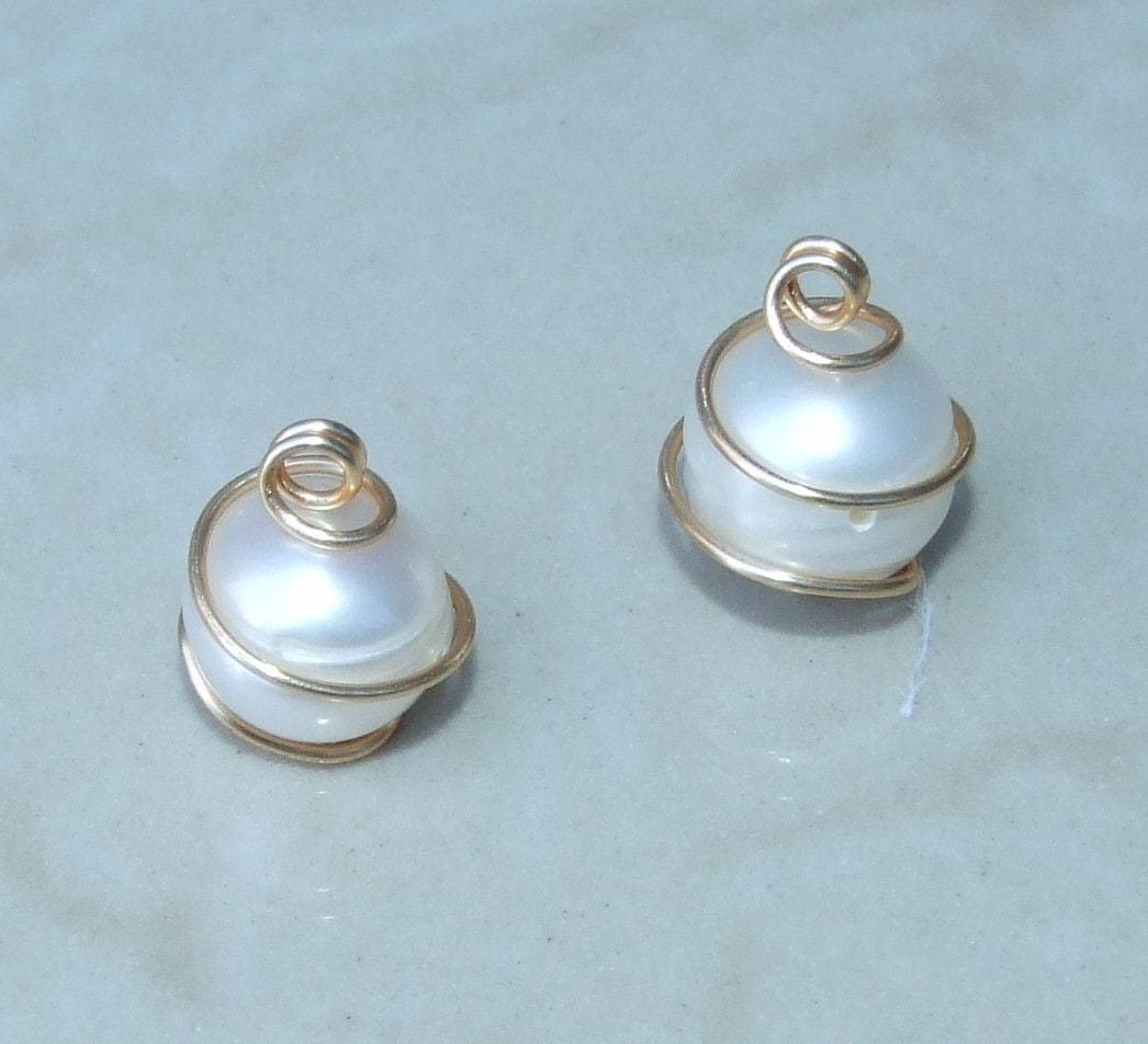 Natural Cultured Round Freshwater Pearl Pendant, 18K Gold Plated Over Copper Wire, 15mm x 12mm, 912 - EDGBeadsandGems