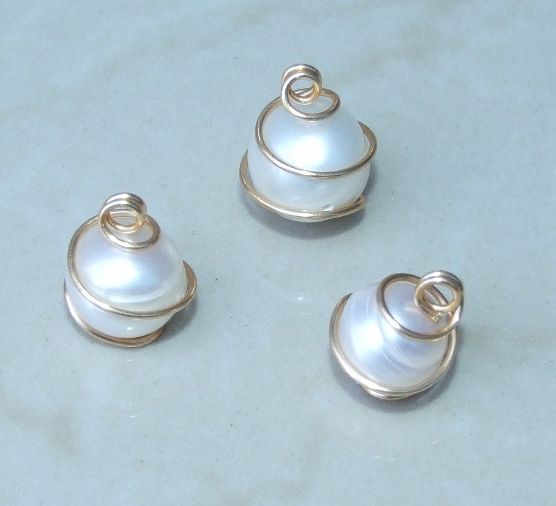 Natural Cultured Round Freshwater Pearl Pendant, 18K Gold Plated Over Copper Wire, 15mm x 12mm, 912 - EDGBeadsandGems