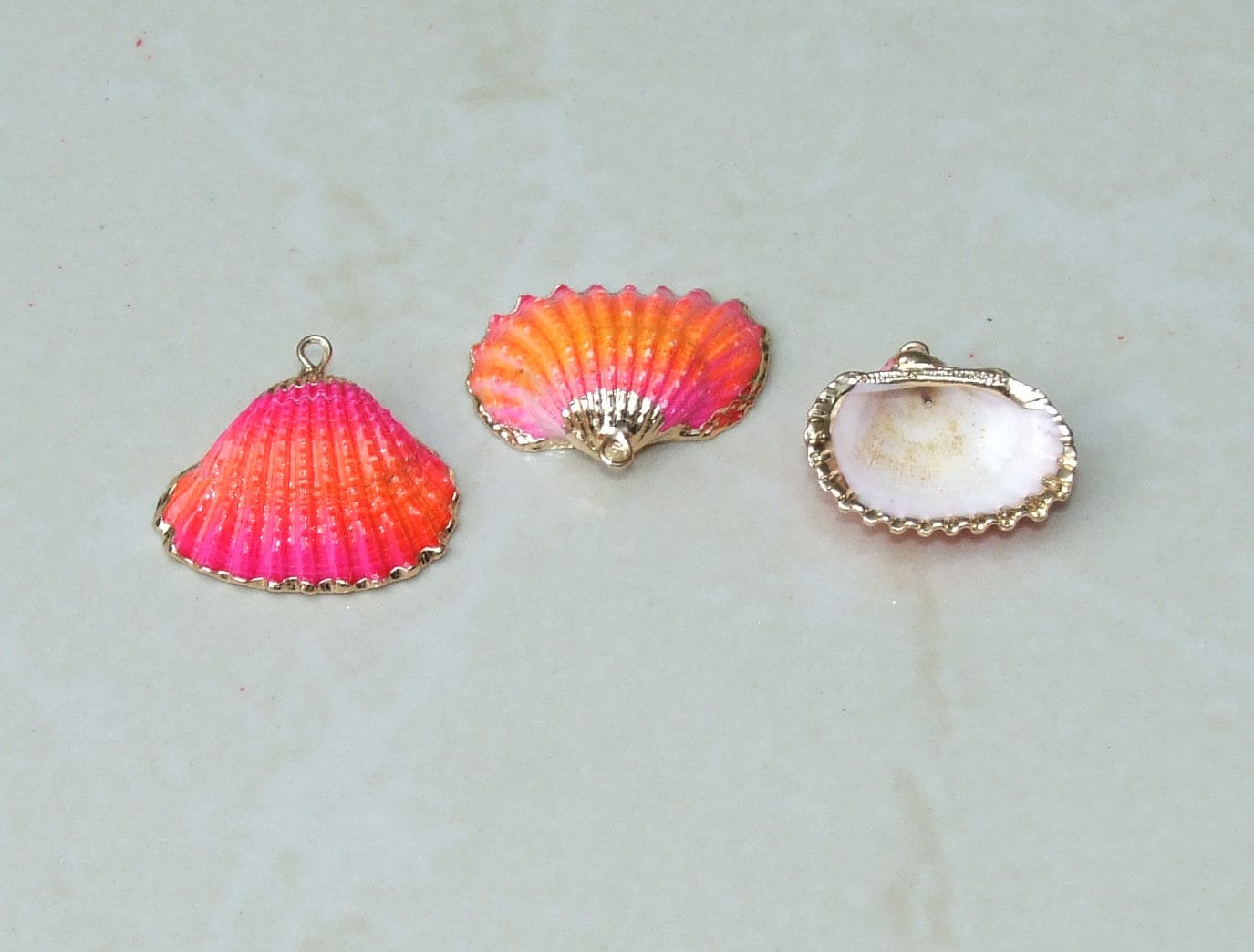 Small Gold Edge Natural Seashell, Sea Shell Pendant, Clam Shell, Shell Bead Pendant, Ocean, Beach, Summer Jewelry, BOHO, 25mm to 28mm 07D - EDGBeadsandGems